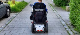 osoba na wózki inwalidzkim