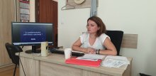 Osoba siedząca przy biurku
